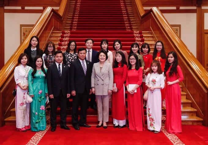 de nhat phu nhan han quoc dan sinh vien viet nam tham quan phu tong thong