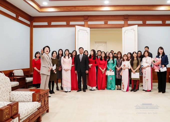 de nhat phu nhan han quoc dan sinh vien viet nam tham quan phu tong thong